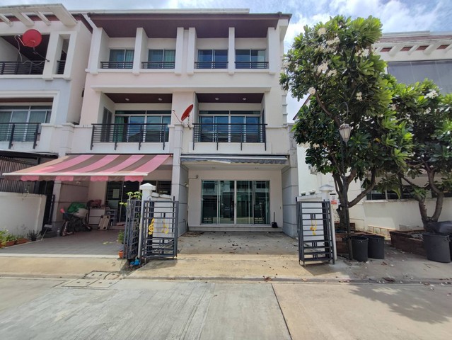 For RentTownhouseKasetsart, Ratchayothin : 3-story townhouse for rent, Baan Klang Krung, The Royal Vienna, Ratchavipha, The Royal Vienna