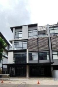 For RentHouseYothinpattana,CDC : For rent, district Sriwara Town in Town. Office building for rent 4 floors, modern style, Sriwara Road, Town in Town area.  Along the Ekkamai - Ramindra Expressway