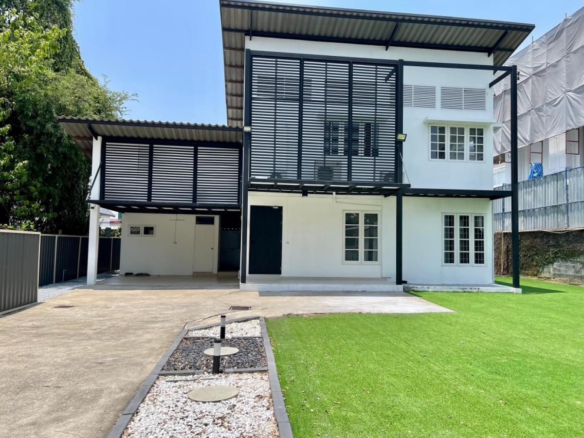 For RentHouseYothinpattana,CDC : 2-storey detached house for rent, area 150 sq m, usable area 400 sq m, Soi Ramintra 40, has 4 bedrooms, 4 bathrooms, 1 maids bedroom, 1 maids bathroom. The small house can be used as a multi-purpose space, can park 7 cars on the road. Ramindra