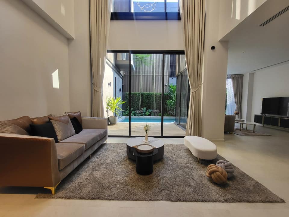 For RentHouseRama9, Petchburi, RCA : For Sale/Rent : Luxury detached house BUGAAN RAMA 9 - MENGJAI in the project there are only 8 houses, the most private, there is an elevator, a private swimming pool. Large garden view, ready to move in