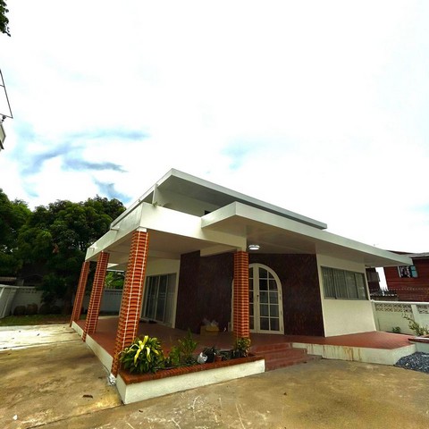 For RentHouseWongwianyai, Charoennakor : HR1661 Single house for rent, 120 sq m, Charoen Nakhon area. Near Icon Siam, only 250 meters from BTS Charoen Nakhon.