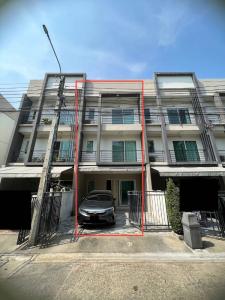 For SaleTownhouseOnnut, Udomsuk : Klang Muang Village, Sukhumvit 77, Soi On Nut 17, 3-storey townhouse, 20 sq m., the front of the house does not collide with the front of other houses.