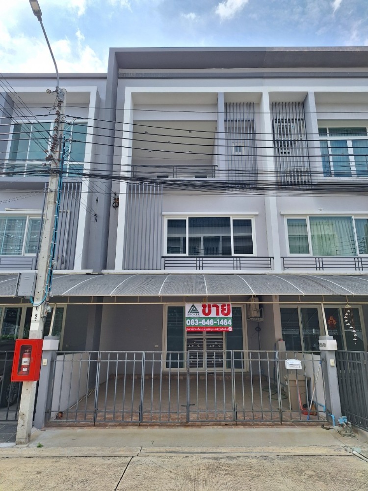 For SaleTownhouseEakachai, Bang Bon : Made a new kitchen floor and a good parking space. 3-story townhomes, The Exclusive Sathon Kanlapapruek, The Exclusive Sathon Kanlapapruek, area 22.8 sq m.