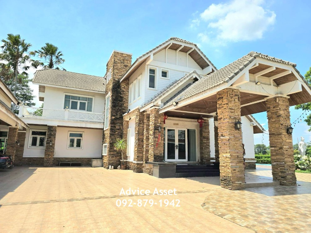 For SaleHouseMin Buri, Romklao : Luxury house 500 sq m next to the lake, classic style, fully furnished, resort atmosphere, Krisada Nakhon Village 25, Krisadathanon Golf Course. Pracha Ruamjai Road 31, Minburi, Bangkok