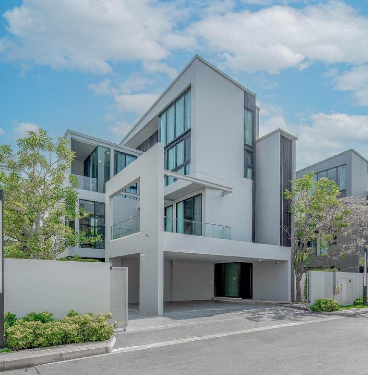 For RentHousePattanakan, Srinakarin : 🌟For rental brand- new Detached House VIVE 2 Krungthep kreeta . 3 storey 4 Bedrooms / 5 Bathrooms. Modern design and styles. Fully furnished and ready to move in.🔑Rental Fee 320,000 THB/Month