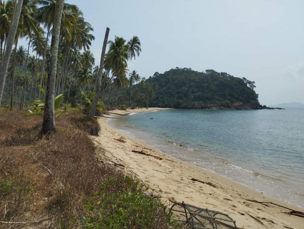 For SaleLandTrat : Land for sale very close to the beach on Koh Chang, 24 rai 2 ngan, beautiful at a cheap price of 100 million.