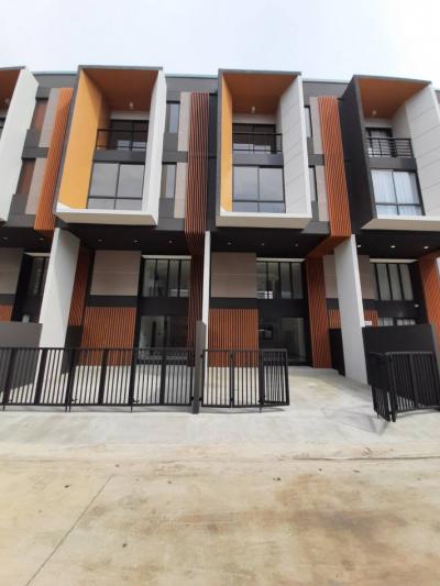 For SaleTownhousePattanakan, Srinakarin : Townhome for sale, discounted price, closing project Chizen Pattanakarn 32, 210 sq m., 21 sq m, free transfer fee for everything.