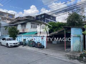 For RentRetailRatchadapisek, Huaikwang, Suttisan : 2-story area, needs to be redecorated, good location for rent, Ratchada-Huai Khwang area, near Makro Food Service, Mengjai, only 950 meters.