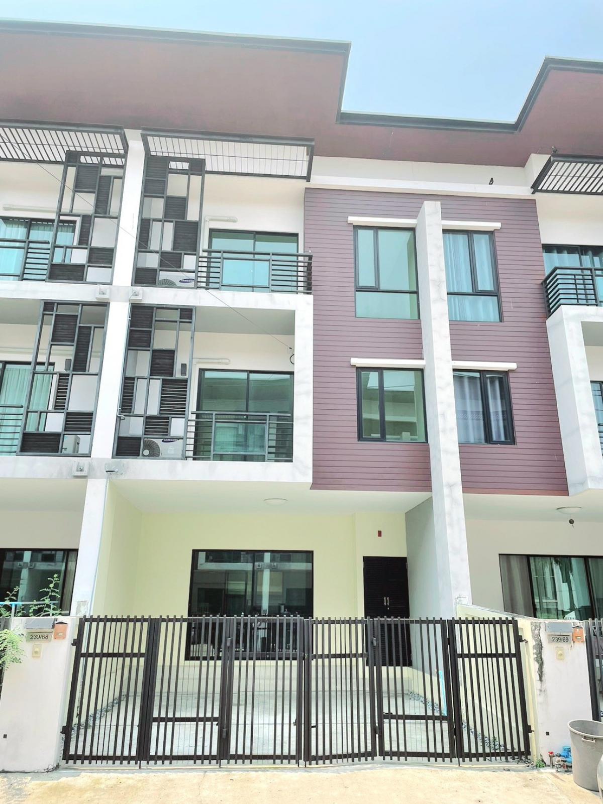 For SaleTownhouseBangna, Bearing, Lasalle : Townhome for sale, Ifeel Bangna, 3-story townhome. Size 21.3 sq m / usable area 194 sq m, width 5.5 meters, parking for 2 cars, selling for only 3.3 million.