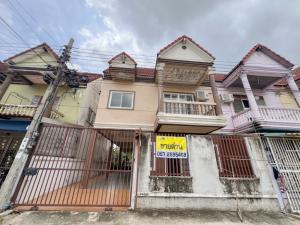 For SaleTownhouseMin Buri, Romklao : Very cheap for sale, 2-storey townhouse, Soi Liap Wari 47!! 33 sq.w., usable area 130 sq.m., approximately 70 meters from Liap Wari Road, good location, convenient access in and out via many routes, suitable for living and renovating for profit.