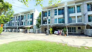 For SaleTownhousePattanakan, Srinakarin : Selling at a loss, 3-story townhome, corner unit next to garden. In front of the house, dont hit anyone. Baan Klang Muang Rama 9 (Motorway) 3 bedrooms, 3 bathrooms, 5 minutes to the expressway and BTS -3 bedrooms, 3 bathrooms, 18.9 sq m.