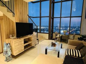 ให้เช่าคอนโดสุขุมวิท อโศก ทองหล่อ : The Emporio Place - Duplex 1 Bed Condo for Rent!