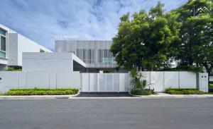 For SaleHouseNonthaburi, Bang Yai, Bangbuathong : VIVE VIVE: Rattanathibet - Ratchaphruek | SUPER LUXURY VIBE house style, unique life With a new concept home in the Modern Minimal style, a corner house that has never been lived in. The most special house position in the project