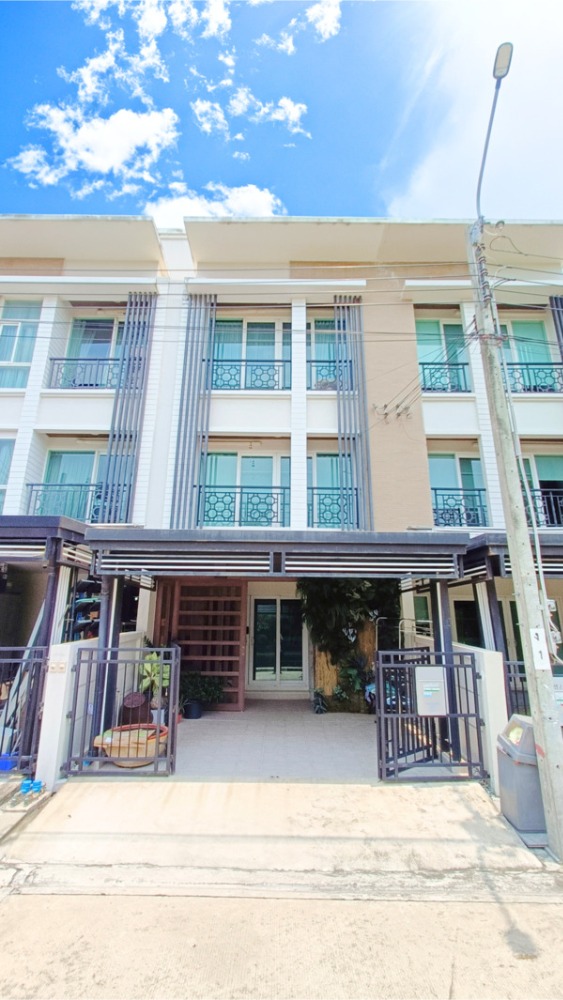 For SaleTownhousePattanakan, Srinakarin : For sale: 3-storey townhouse with garden, no one in front of the house, Baan Klang Muang, Rama 9 (Motorway), 3 bedrooms, 3 bathrooms, 5 minutes to the expressway and the train - 3 bedrooms, 3 bathrooms, 18.3 sq m.