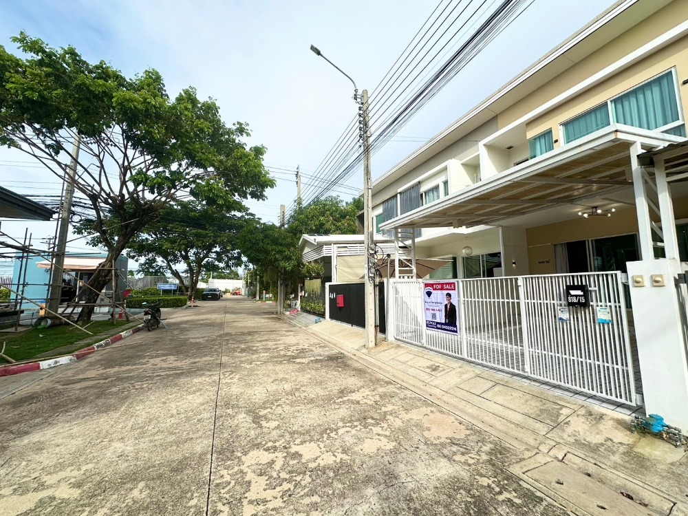 For SaleTownhouseRathburana, Suksawat : Townhouse for sale, Thung Kru, Indy 2 Pracha Uthit 90, newly decorated, Modern Style, near the security guard post.