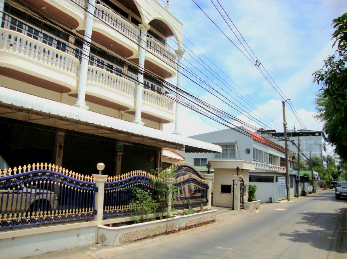 For SaleShophouseLadprao101, Happy Land, The Mall Bang Kapi : 📣5-story building for sale, Soi Lat Phrao 83, behind Imperial Lat Phrao 🏢 near the Yellow Line. (Lat Phrao BTS Station) 900 meters 🚊 Price 23.29 million 🔥🔥