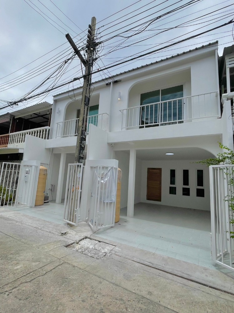 For SaleHouseVipawadee, Don Mueang, Lak Si : Townhouse for sale, 2 houses next to each other, completely renovated, Phahonyothin 52, near BTS Saphan Mai.