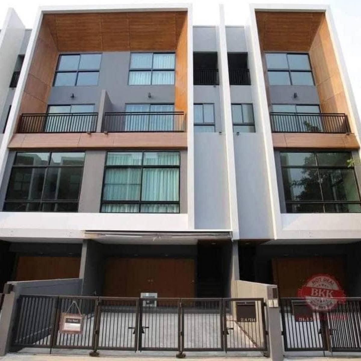 For RentTownhousePattanakan, Srinakarin : For rent: Arden Phatthanakan 20, next to the main road, near Ekamai.