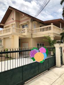 For RentHouseOnnut, Udomsuk : Single house for rent, Udomsuk, good location, near BTS, air-conditioner, some furniture, 3 bedrooms, 3 bathrooms, 1 maids room, rent price 28,000 baht per month