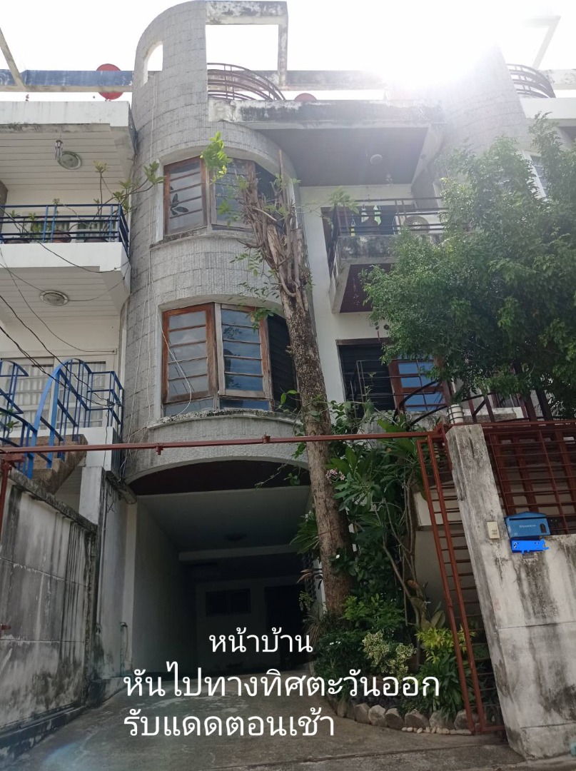 For SaleTownhouseRatchadapisek, Huaikwang, Suttisan : Townhome, Soi Lat Phrao 35, 36 square wah, 3.5 floors, usable area 300 square meters, suitable for a home office or residence, consisting of: