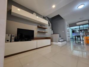 For RentTownhouseOnnut, Udomsuk : Townhome for rent, 3 floors, fully furnished, ready to move in, convenient travel, Town Avenue Village, Srinakarin, Soi On Nut 68.