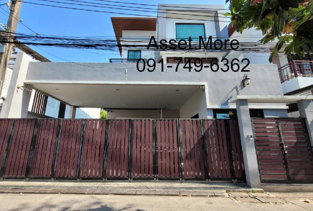 For SaleHouseRatchadapisek, Huaikwang, Suttisan : For sale: 3-storey detached house, good structure, ready to move in, Din Daeng area, multiple entrances and exits, Inthamara, Vibhavadi, Sutthisan