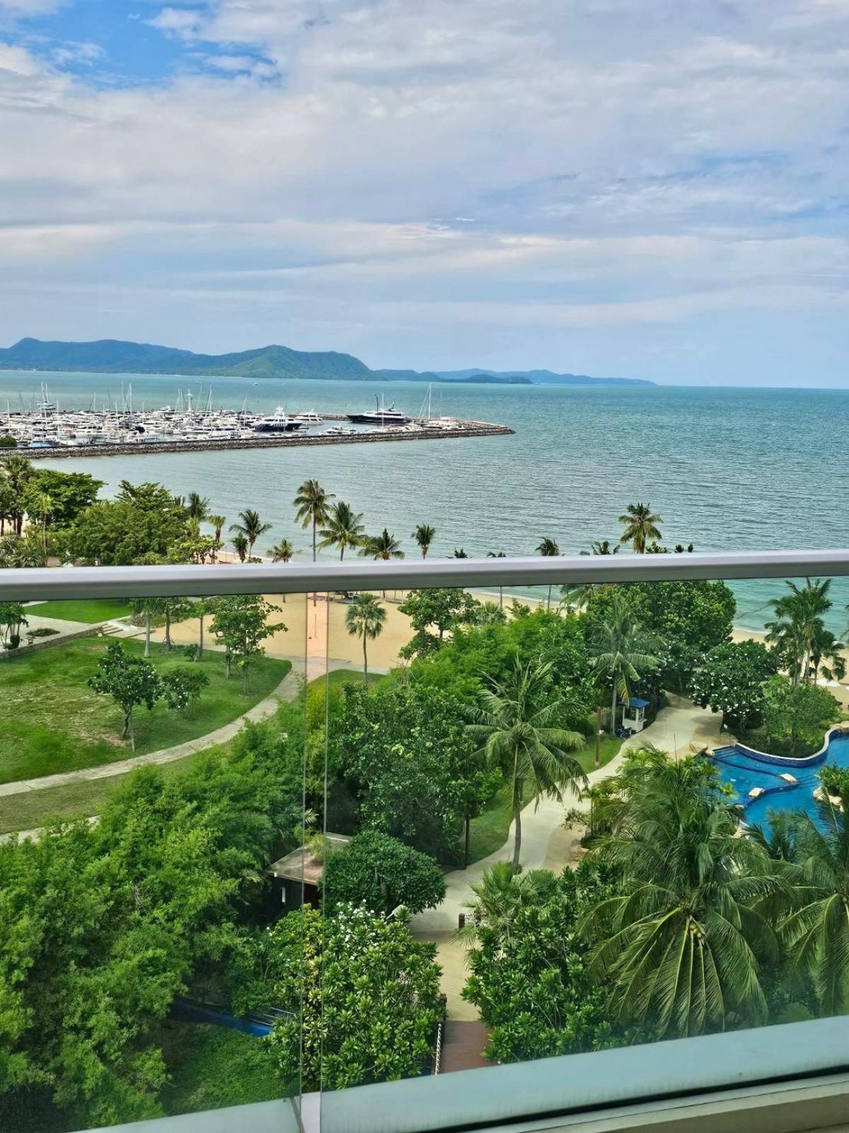 For SaleCondoPattaya, Bangsaen, Chonburi : (b3594) Condo for sale, White Sand Beach Residence Pattaya, condo location next to Na Jomtien beach. Three cars can walk down to the sea.