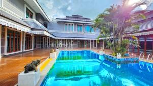 For RentHousePattaya, Bangsaen, Chonburi : Chonburi for rent luxurious 3-storey Mansion pool villa 3 rai 2 ngan with 2 guest houses. 802sq.wa.