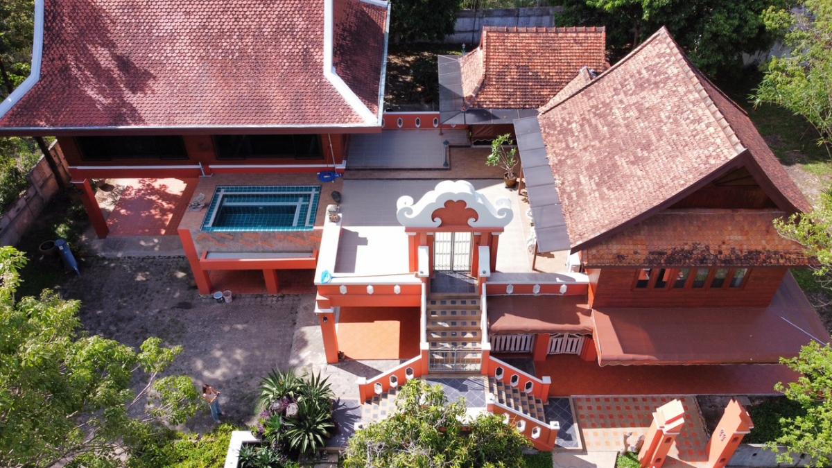 For RentHouseChiang Mai : Wooden house for rent, raised on a hill, surrounded by nature, area 9 rai, close to Prem International School, only 5 minutes.