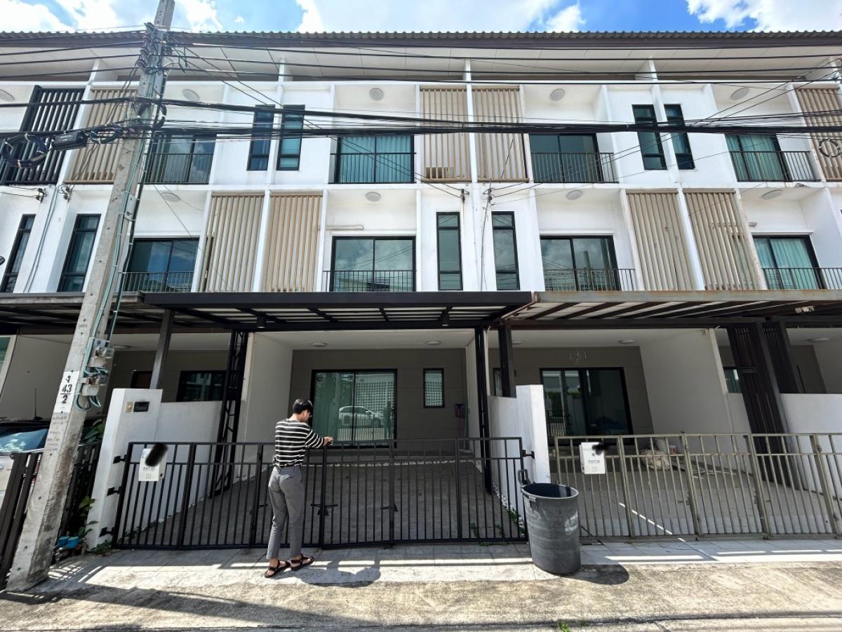 For SaleTownhousePattanakan, Srinakarin : For sale: Townhome Patio Srinakarin-Rama 9