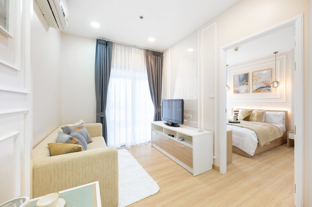 For SaleCondoKasetsart, Ratchayothin : Luxurious condo, large room, separate kitchen, built-in throughout the room. Installments only 11,xxx, near MRT Wong Sawang, only 500 m.