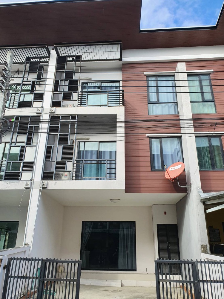 For RentTownhouseBangna, Bearing, Lasalle : 3-story townhome for rent, iFil-Bangna, river view, good location, complete with furniture and electrical appliances, price 28,000 baht.