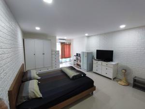 For RentCondoSapankwai,Jatujak : 🔥🔥✨Book🆁🅴🅽🆃Urgent!!👑Beautifully decorated, pool view🌊🌊 Good location!!✨🏦👑New room, beautifully decorated. Very nice to live in 👑✨Good view!!!!✨Fully furnished!!!!🔥🔥 🎯🆁🅴🅽🆃For rent🎯Family Town ✅1🅱🅴🅳1