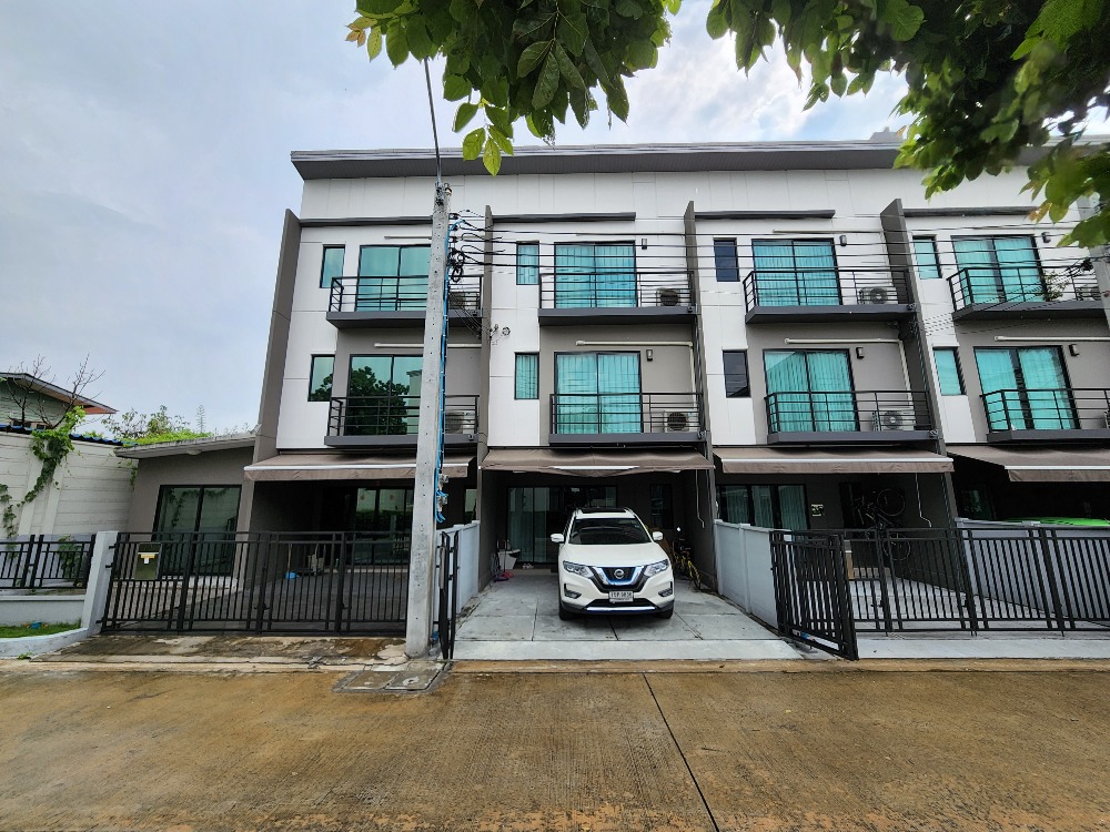 For SaleTownhouseRama5, Ratchapruek, Bangkruai : (Owner sells himself) 3-story townhome, 3 bedrooms, 3 bathrooms, width 5.00 meters, usable area 141 sq m, land area 17.0 sq m, fully furnished with furniture. 4 air conditioners throughout the house, water heater, curtain set,