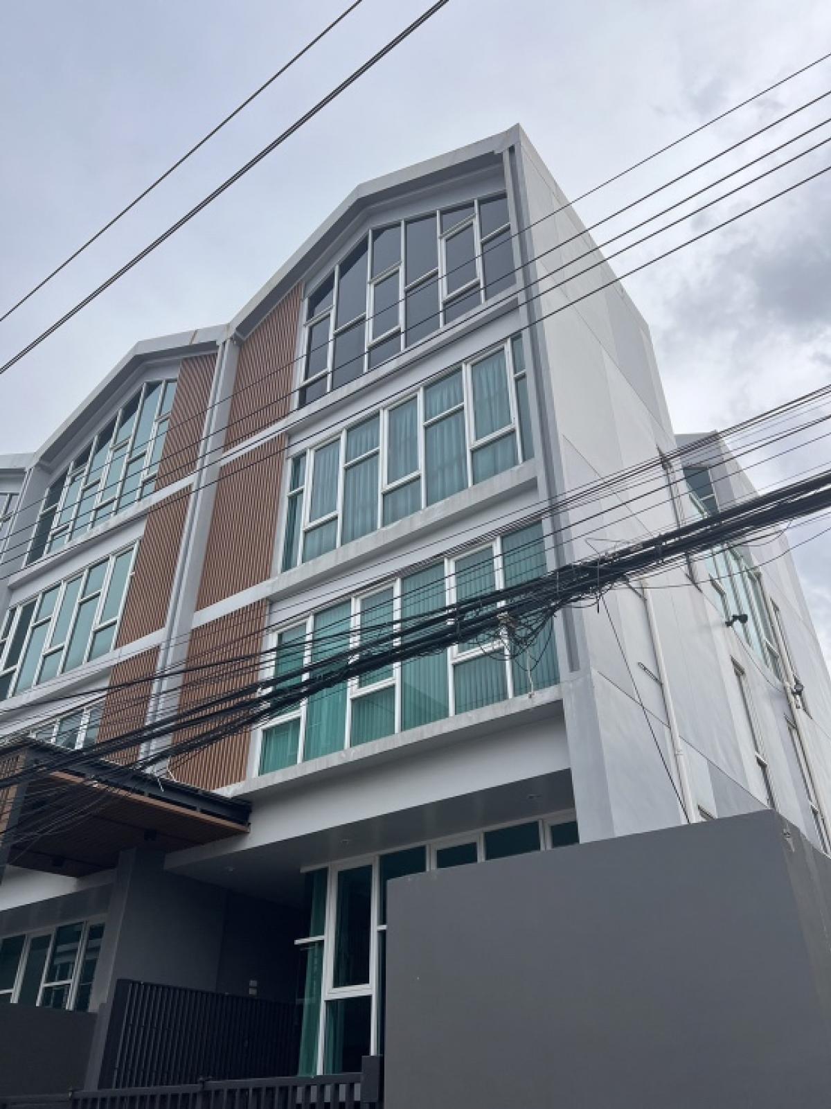 For RentHome OfficeOnnut, Udomsuk : ♦ Best Price ♦ Home Office 4 Storey | 350.00 sq.m. Plenty of parking | Can register a company | Near True Digital Park 6 minutes, BTS Punnawithi 8 minutes, BTS Udomsuk 8 minutes.