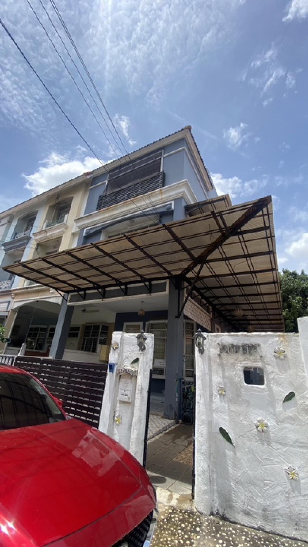 For SaleTownhouseOnnut, Udomsuk : 3-story townhome in On Nut area. Community area but quiet Easy to enter and exit the city. It's worth it to live in or rent out.Near by the mall and Monorail station