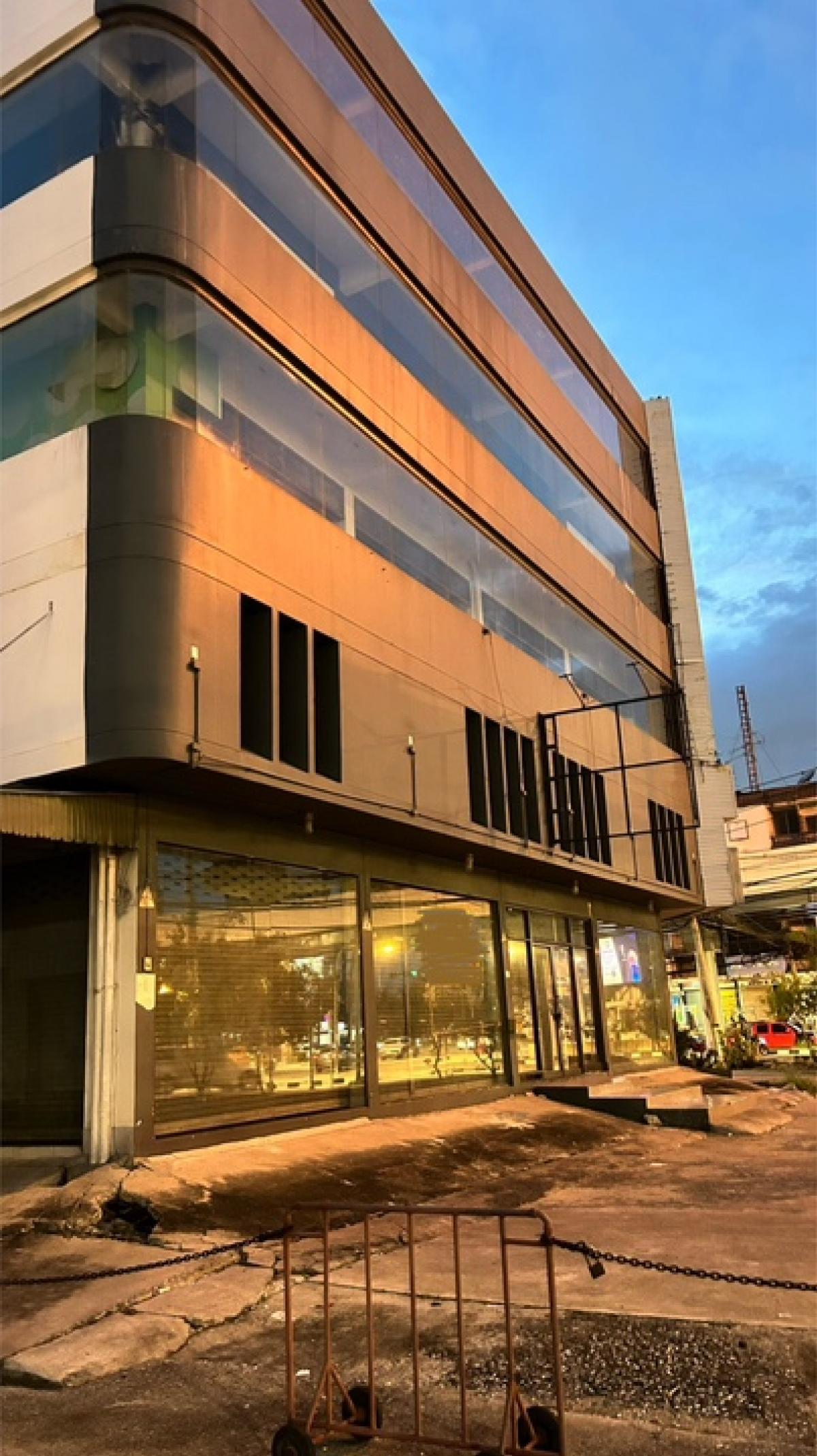 For RentShophouseOnnut, Udomsuk : Commercial building for rent! Commercial building for rent 240,000 whole building On Nut-onnut