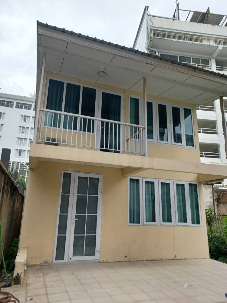 For RentTownhouseYaowarat, Banglamphu : Townhouse for rent near Sanam Luang, just 4 minutes.