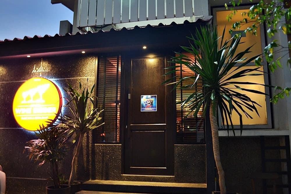 For RentHouseSukhumvit, Asoke, Thonglor : ♦ Single house in the heart of the city ♦ Soi Ekkamai 10 | 35 sq m., 300 sq m. | Near Big C Ekkamai 2 minutes, Major Cineplex 4 minutes.