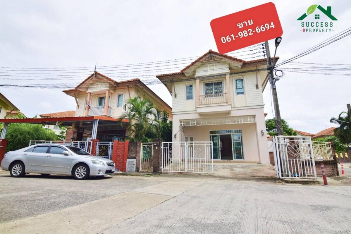 For SaleHouseSamut Prakan,Samrong : Semi-detached house for sale, Parinyada Village, Thepharak, corner house in front of the garden, like having a private garden. Location next to the main road, no traffic jams, easy to get in and out. Near Mega Bangna, near the expressway