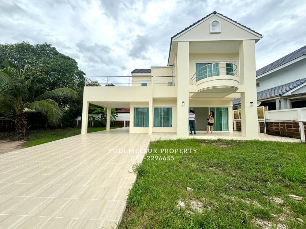 For RentHousePattanakan, Srinakarin : Single house for rent Theres a lot of space. Next to Paradise Park Mall and the Yellow Line MRT station