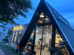 For SaleLandKasetsart, Ratchayothin : 📢👇 Land for sale with buildings. Complete with equipment for opening a coffee shop  Can be opened as a coffee shop, restaurant, liquor store, home office, or residence.