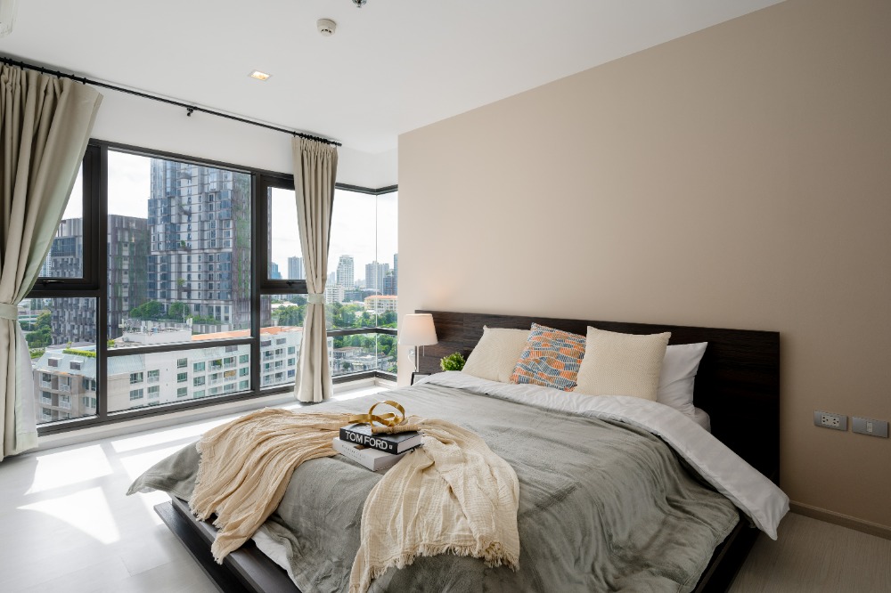 For SaleCondoSukhumvit, Asoke, Thonglor : Owner sells: 2 bedroom condo near BTS Thonglor, condition like new, accessible from both Sukhumvit and Rama 4 roads.