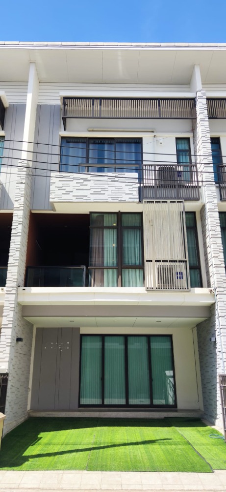 For RentTownhouseSamut Prakan,Samrong : Townhome for rent Plex Bangna-Trad Some air conditioning furniture There are 3 bedrooms, 1 multi-purpose room, 4 bathrooms. Rental price 35,000 baht [Company registration possible]