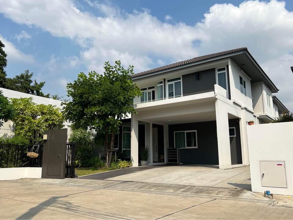 For RentHouseBangna, Bearing, Lasalle : For sale/rent single house Manthana Bangna Km 7 Air conditioning, complete furniture There are 4 bedrooms, 5 bathrooms, 1 maids room with a maids bathroom. Rental price 130,000 baht Selling for 23.5 million baht