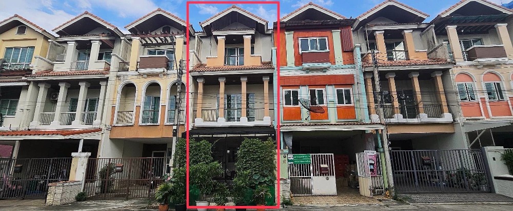 For SaleTownhousePathum Thani,Rangsit, Thammasat : Selling very cheaply, 3-story townhouse, Phummarin Village, Rangsit (next to Zeer Rangsit), area 22.6 sq m, usable area 185 sq m., suitable for living, making an office and renovating to make a profit.