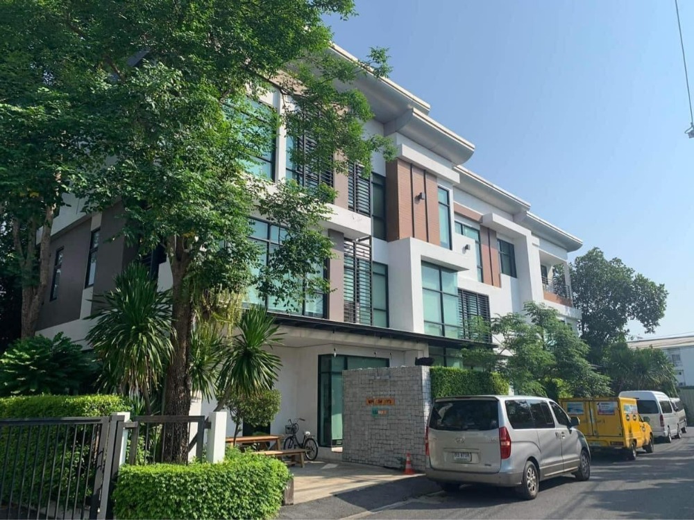 For SaleHome OfficeRatchadapisek, Huaikwang, Suttisan : 3-story office for sale, Soi Singapore International School.