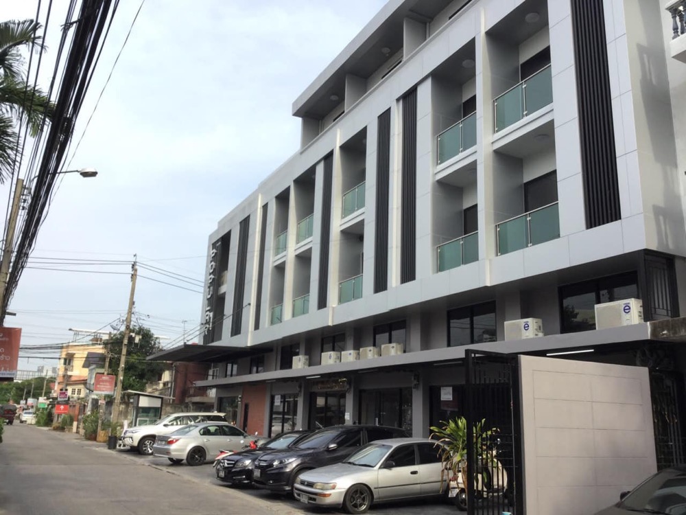 For RentHome OfficeRatchadapisek, Huaikwang, Suttisan : For rent urgently!!! Home Office + Warehouse 4 and a half floors (near MRT Lat Phrao and Ratchadaphisek stations) / 230 sq m. / 3 bathrooms / 40,000 baht only / minimum 2 year contract.