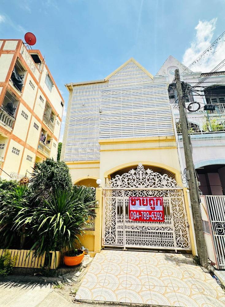 For SaleTownhouseRatchadapisek, Huaikwang, Suttisan : Very cheap!! 3-story townhome for sale (first corner) 39.2 sq m., Paradise Mansion (Huai Khwang)