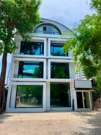 For RentOfficeKhlongtoei, Kluaynamthai : PN1081 4-story office building for rent, Soi Sukhumvit 26, near K-Village, suitable for a showroom. Office, showroom 575 sq m.